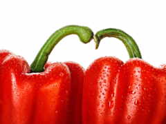 есть красный перец с капельками воды на нем
