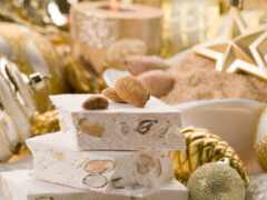 на столе много разных видов еды