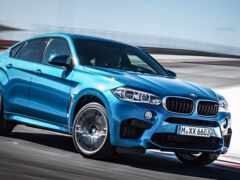 закрытие синего внедорожника bmw, едущего по трассе