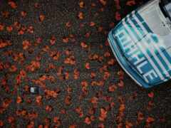 на улице припаркован небольшой автомобиль