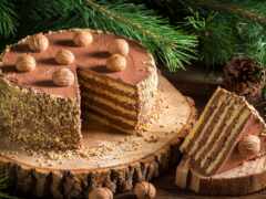 на деревянном столе есть торт с отсутствующим ломтиком