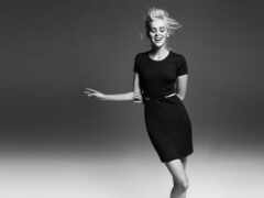 женщина в черном платье позирует для фото