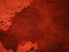 пятна крови на стене в темной комнате с красным светом