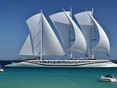 в воде есть две лодки с парусами на