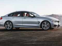 серебряный автомобиль bmw, припаркованный на дороге