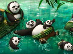 панды, плавающие в водоеме с лодкой, полной людей