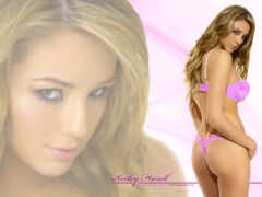 женский образ женщины в розовом бикини и розовом фоне