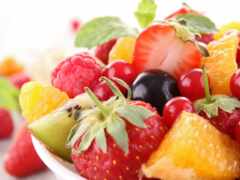 завершение чаши с фруктами на белом фоне