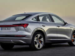 серебряный audi suv припаркован на дороге