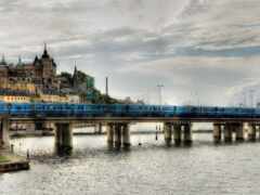 есть поезд, который идет по мосту через воду