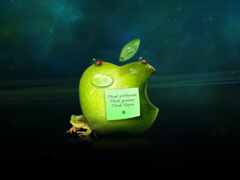 есть зеленое яблоко с прикрепленной к нему запиской