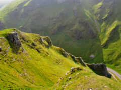 есть вид на извилистую дорогу в горах