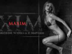 женщина в бикини позирует перед кирпичной стеной