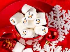 есть зефир в чашке со снежинками на столе