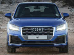 голубой audi q2 припаркован на грунтовой дороге