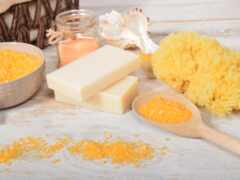 есть некоторые ингредиенты, которые находятся на столе с деревянной ложкой