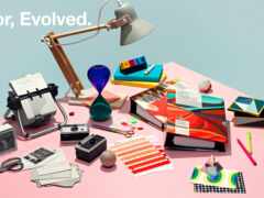 есть стол с лампой, книгами и другими предметами на нем