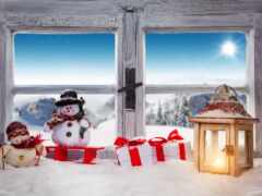 есть два снеговика, которые стоят в снегу