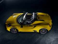 желтый спортивный автомобиль с открытыми дверями