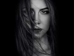 закрытие женщины с длинными волосами и черным фоном