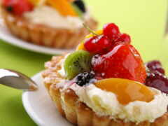 есть две маленькие белые тарелки с фруктами на них