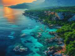 женский вид на красивый пляж с закатом на заднем плане