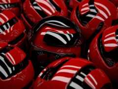 закрытие кучки красных шлемов с черно-белыми полосами