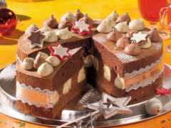 есть шоколадный торт с отсутствующим ломтиком