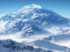 горы, покрытые снегом и облаками с голубым небом