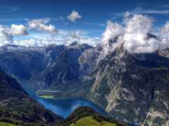 горы и долины с озером посреди них