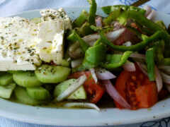 есть тарелка с едой с овощами и сыром на ней