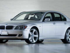 серебряная женщина припаркована в гараже с белой стеной