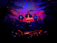 трое детей стоят в темном лесу с огнями