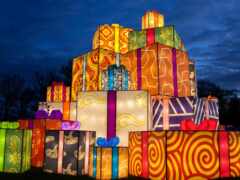 ярко освещенные коробки сложены друг на друга в поле