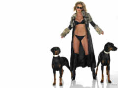 женщина в черном наряде и две собаки