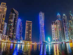 арафляй зажженные небоскребы выстилают набережную города ночью