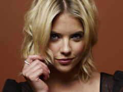 блондинка с кольцом на пальце позирует для фото