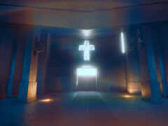 есть крест посреди комнаты с голубыми стенами