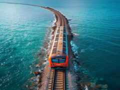 женщина тренируется на трассе возле океана с длинной линией путей