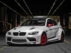 bmw m3 m34 купе с красными ободками припарковано в гараже