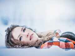 есть женщина, лежащая в снегу с кучей блоков