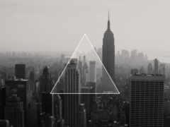 женский треугольник перед горизонтом города с небоскребами