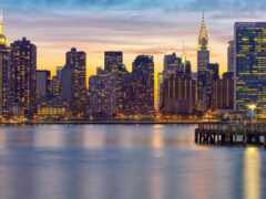 арафический вид на городской горизонт в сумерках с пирсом