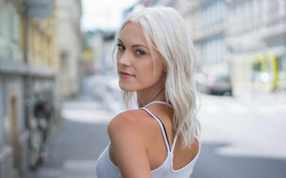Blonde frau rücken