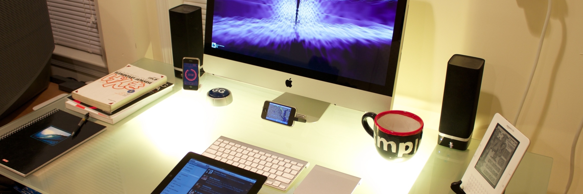 Мод убирающий тряску экрана. Компьютер 2015 года. Монитор на столе фото.