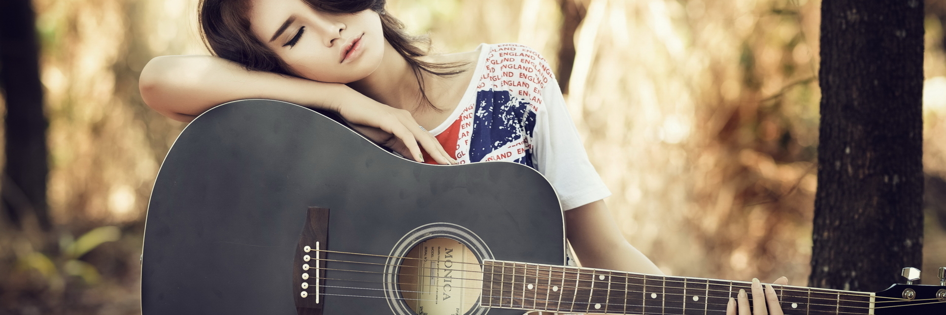 Азиатка с гитарой. Девушка с гитарой у моря. Девушка с гитарой живопись. Картинки девушка азиатка с гитарой.