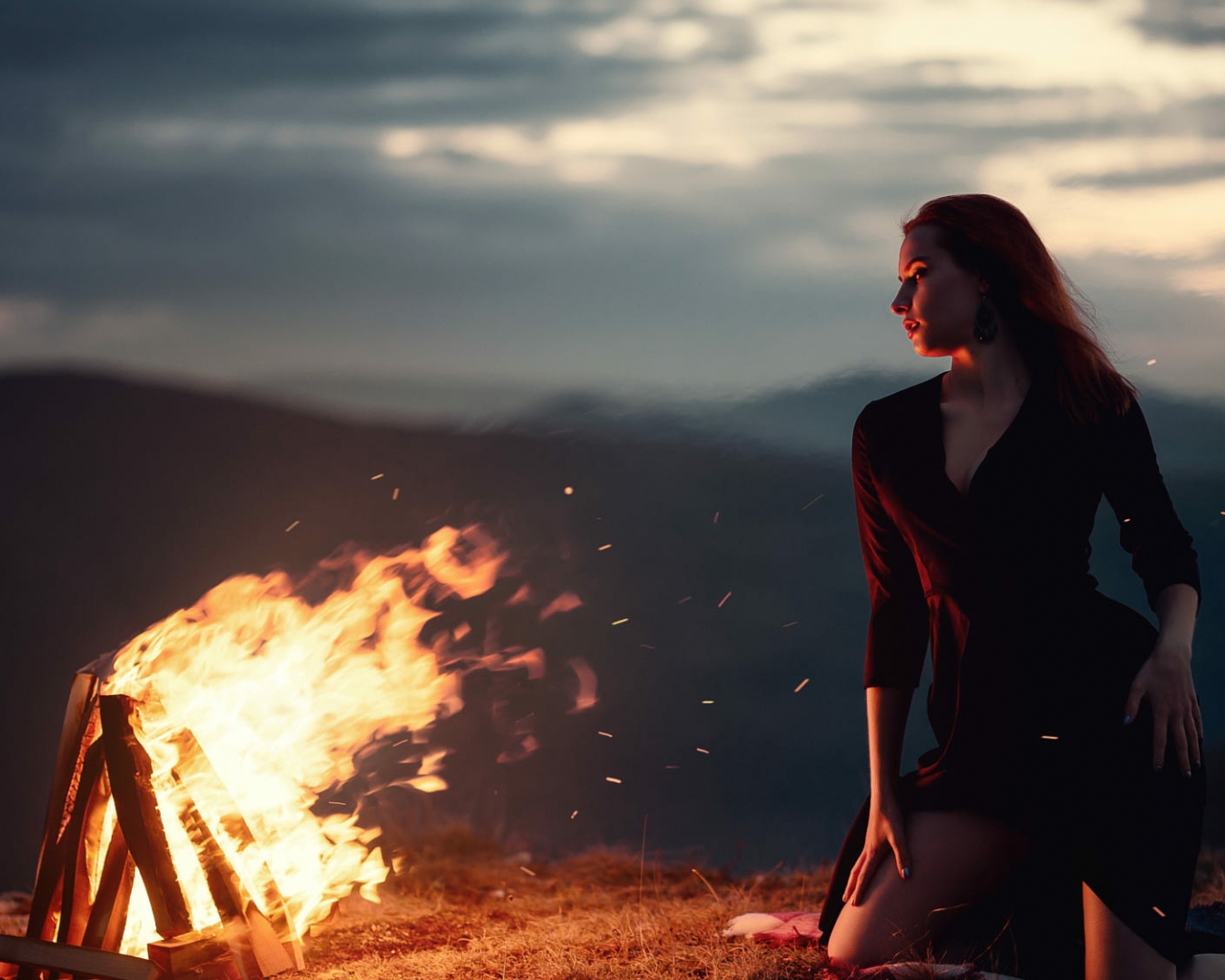 Песню горят вокруг огни. Девушка у костра. Фотосессия у костра. Фотосессия с огнем.