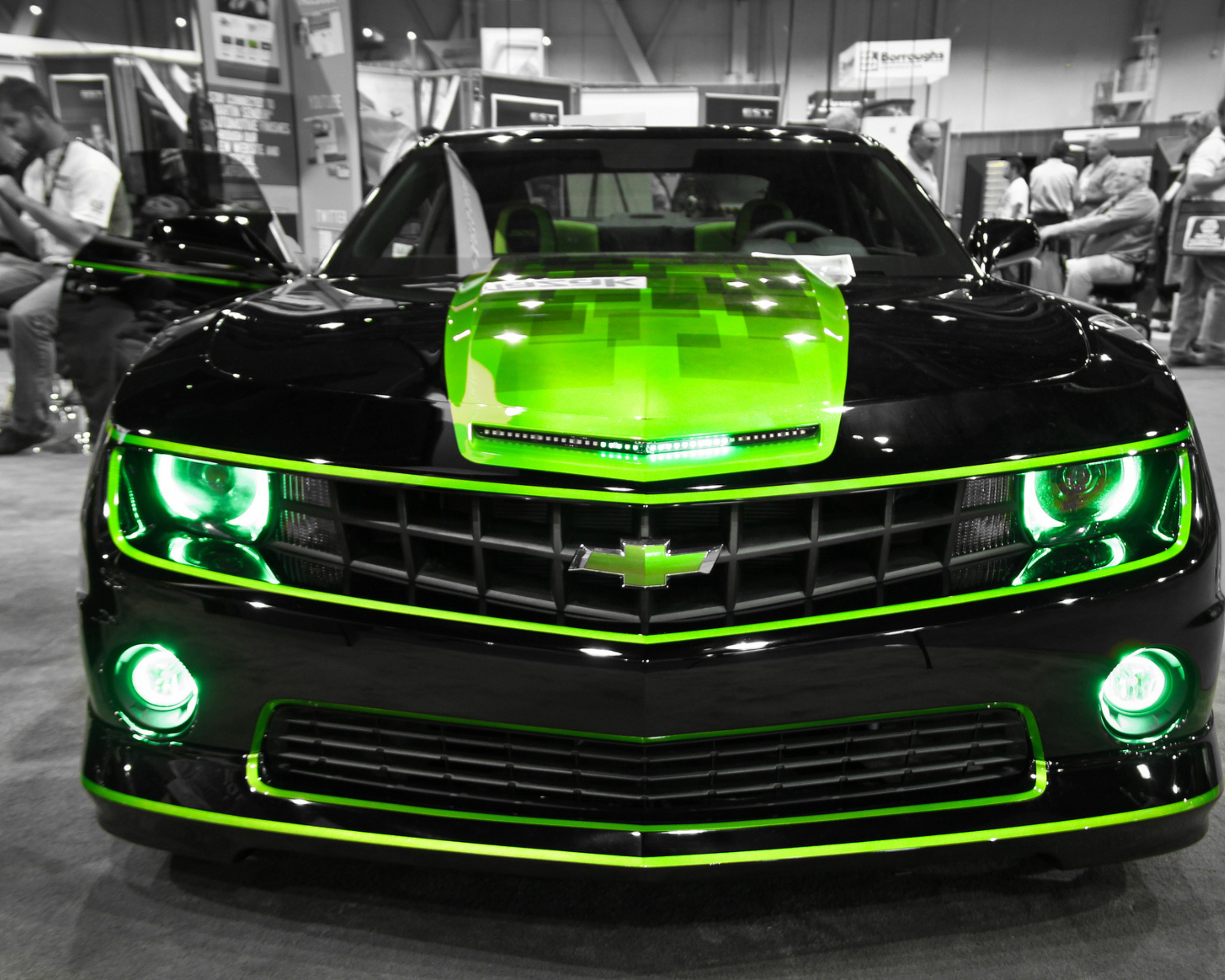 Машина с зеленой подсветкой