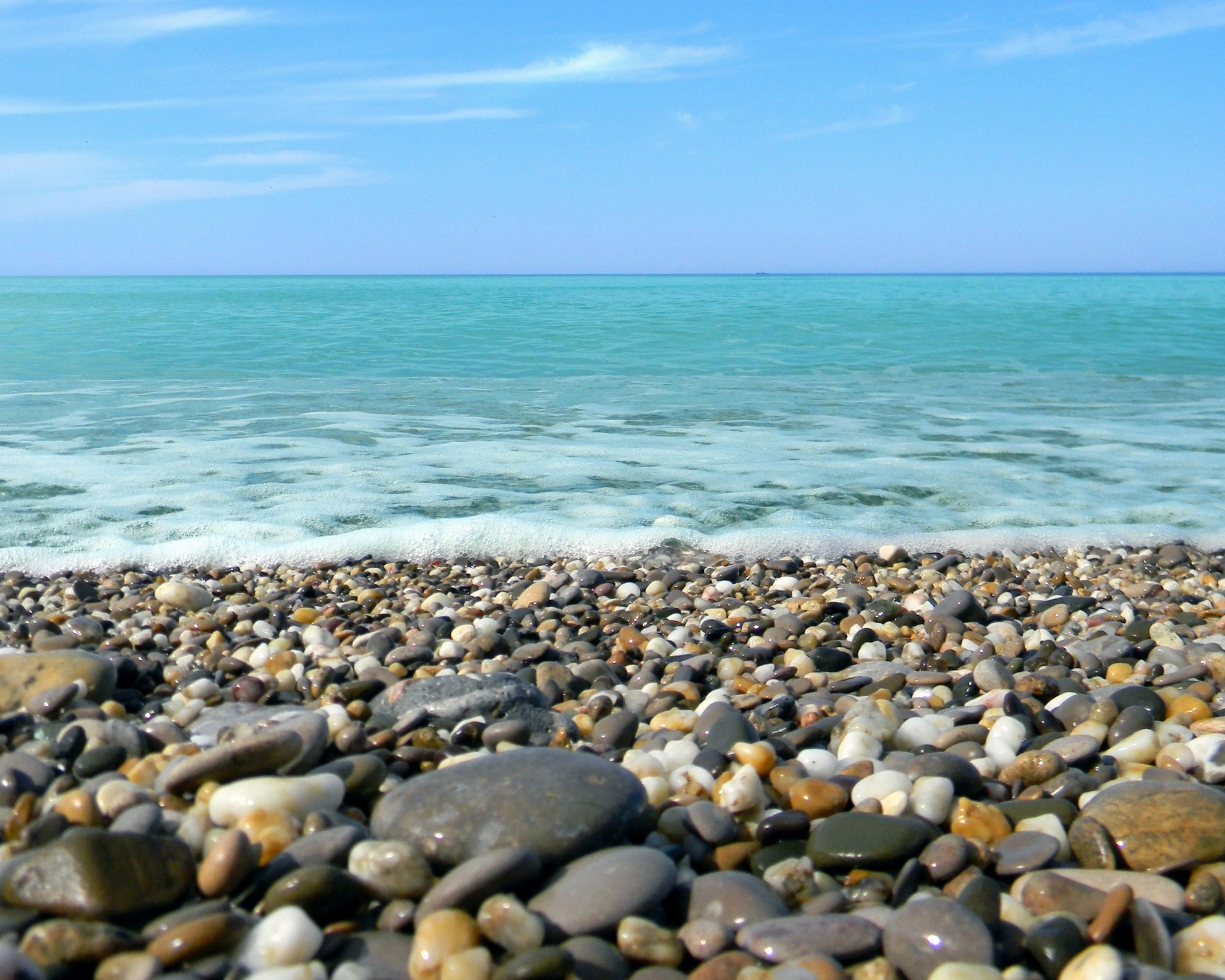 Море летом 2021. Пляж галька Лазаревское. Галечный пляж Адлер. Черное море галечный пляж. Абхазия пляж галька.