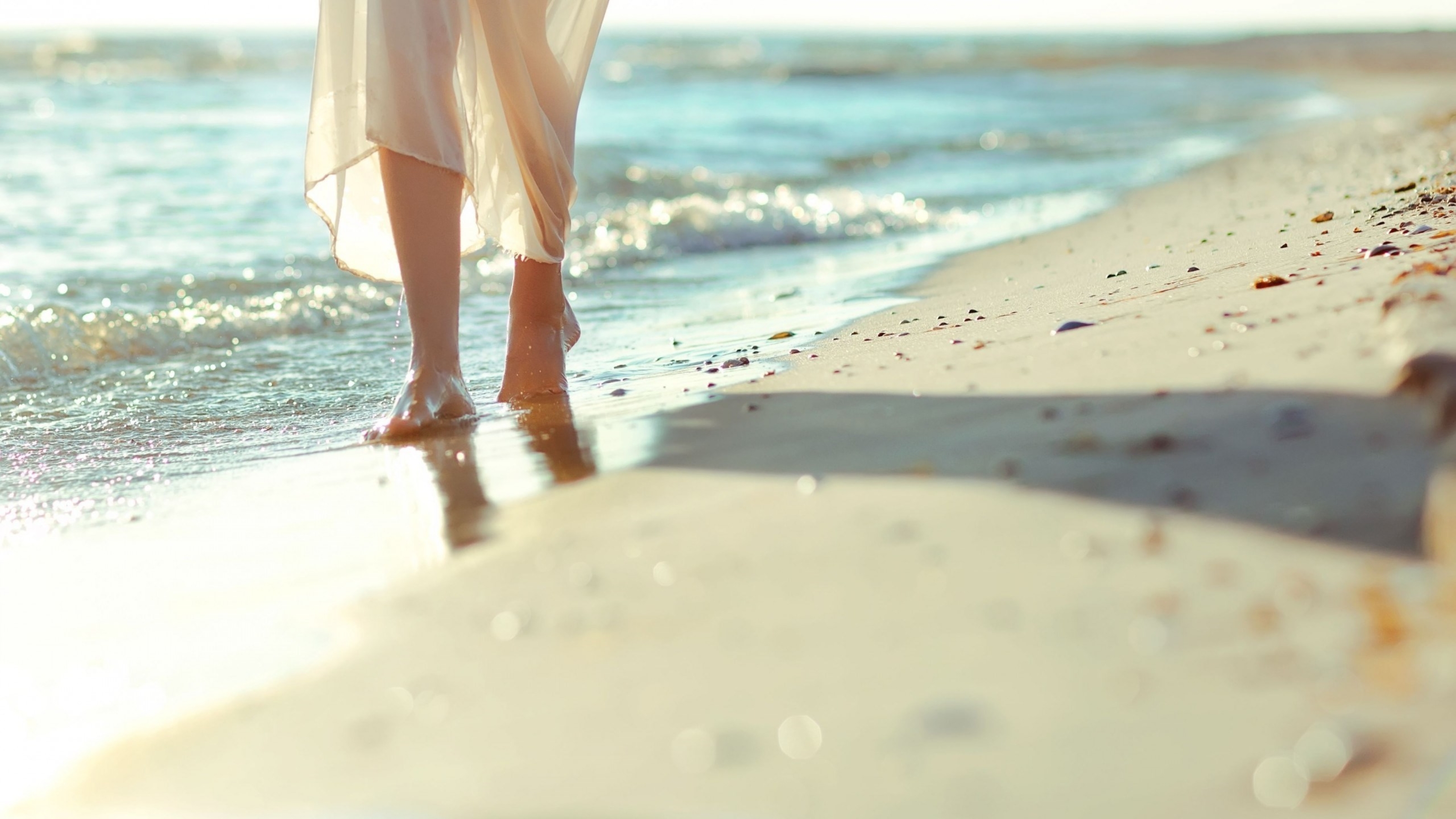 Фото девушка идет по берегу моря